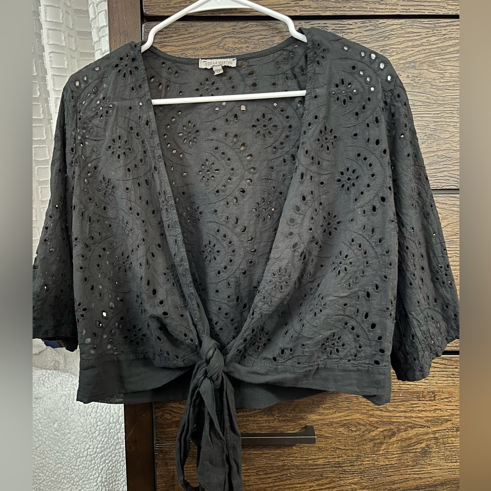 Black eyelet quarter sleeve tie top